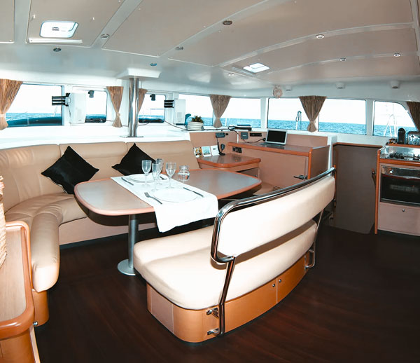 lagoon 440 saloon